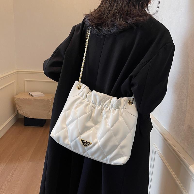

Сумка-ведро на ромбовидной цепочке в стиле Сяосянфэн, женская, 2025, новая, модная, однотонная сумка-тоут, большая вместимость, сумка под мышку 30*10*24 белый