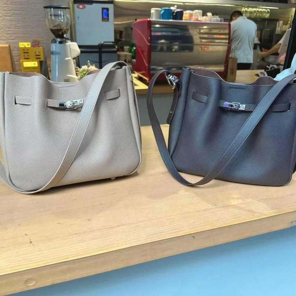 Bucket bag women's new commuter versatile messenger bag bag 2026 retro shoulder armpit bag high-end casual women's bag