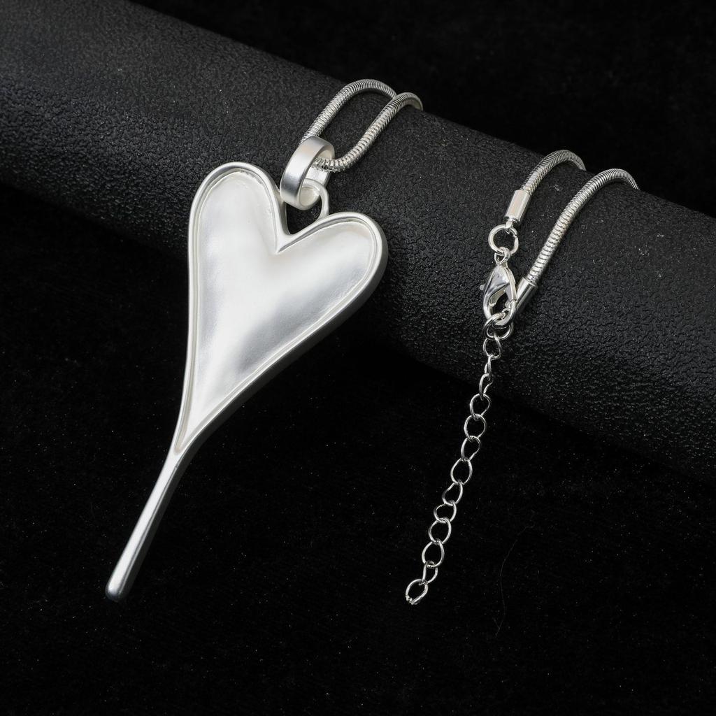 European and American new women's heart-shaped long sweater chain necklace fashion trend versatile metal accessories