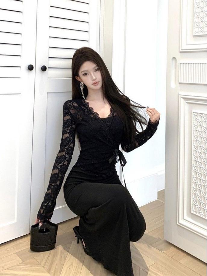 Set Top in Pizzo e Gonna a Sirena Spicy Girl: Chic Ensemble di Inizio Autunno