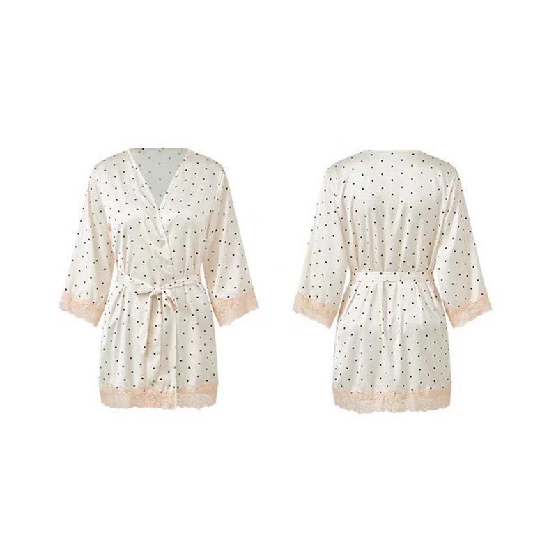 Szykowna koszula nocna w kropki z koronkowym wykończeniem, na ramiączkach spaghetti i z wkładką na biuście.