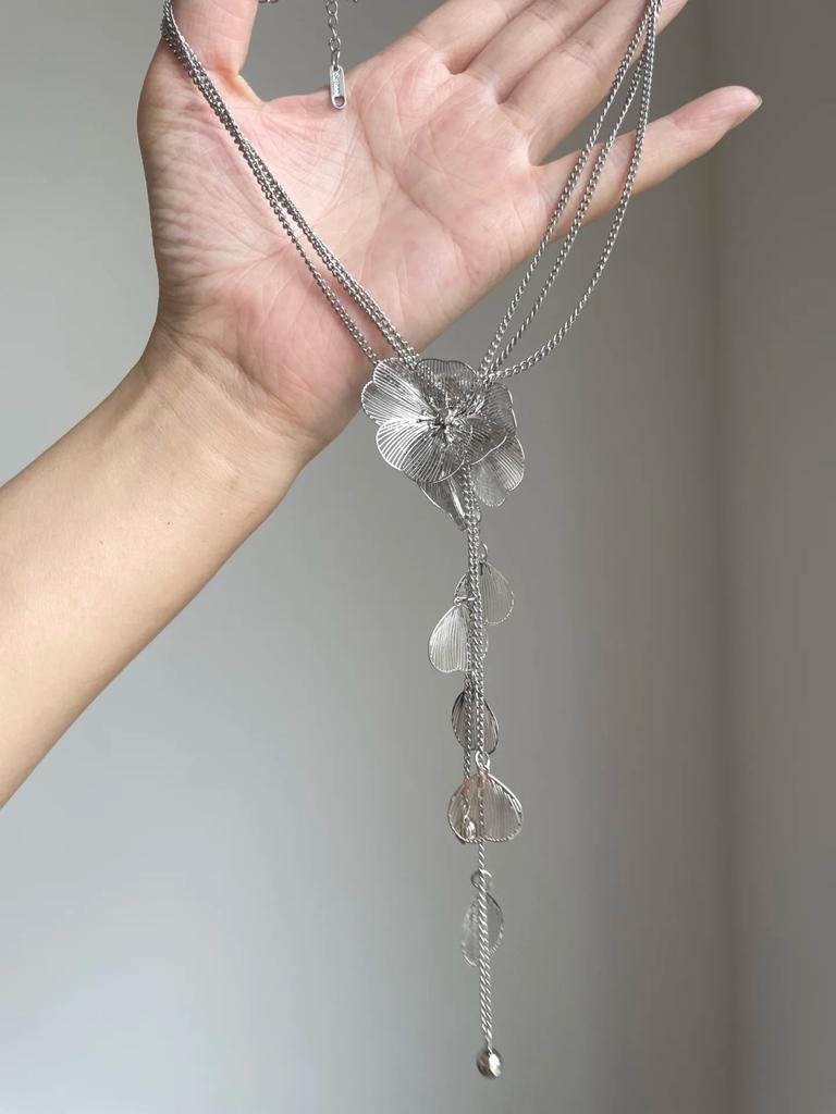 Cool Sweet Ginkgo Leaf Tassel Necklace Women's Design Sense Diamond Embedded Three-dimensional Flower Jewelry Accessories