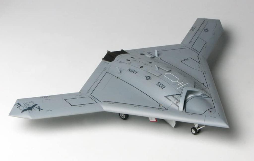 PLATZ US Navy Unmanned Bomber Plastic Model 1/72 X-47B w/GBU-27