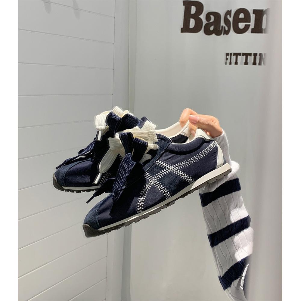 Su Yinyin hat die gleichen Leder-Ballett-Moral-Trainingsschuhe, Damen-Schnürsenkel mit Mandarinentenmuster, Schuhe mit innerer Erhöhung, Forrest-Gump-Schuhe, ein