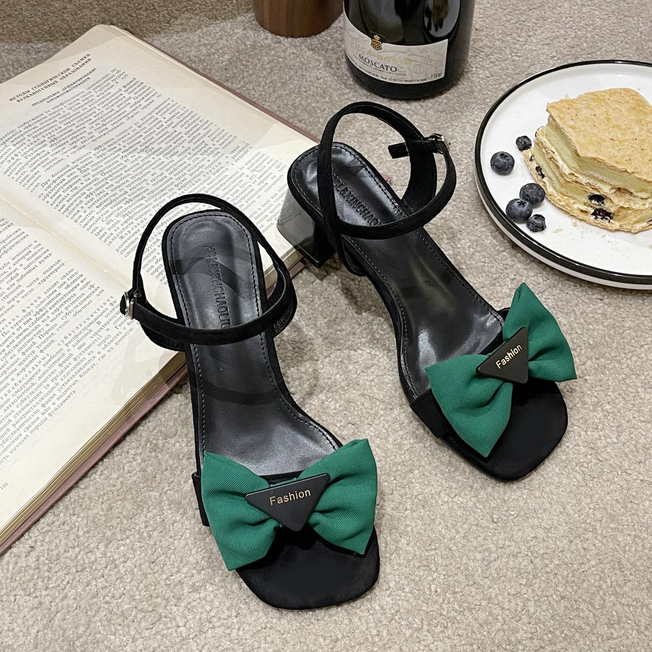 

Hongtong bow sandals women s 2025 spring and summer new large size Korean version thick heel French one word with high heel sandals women 43 зелений