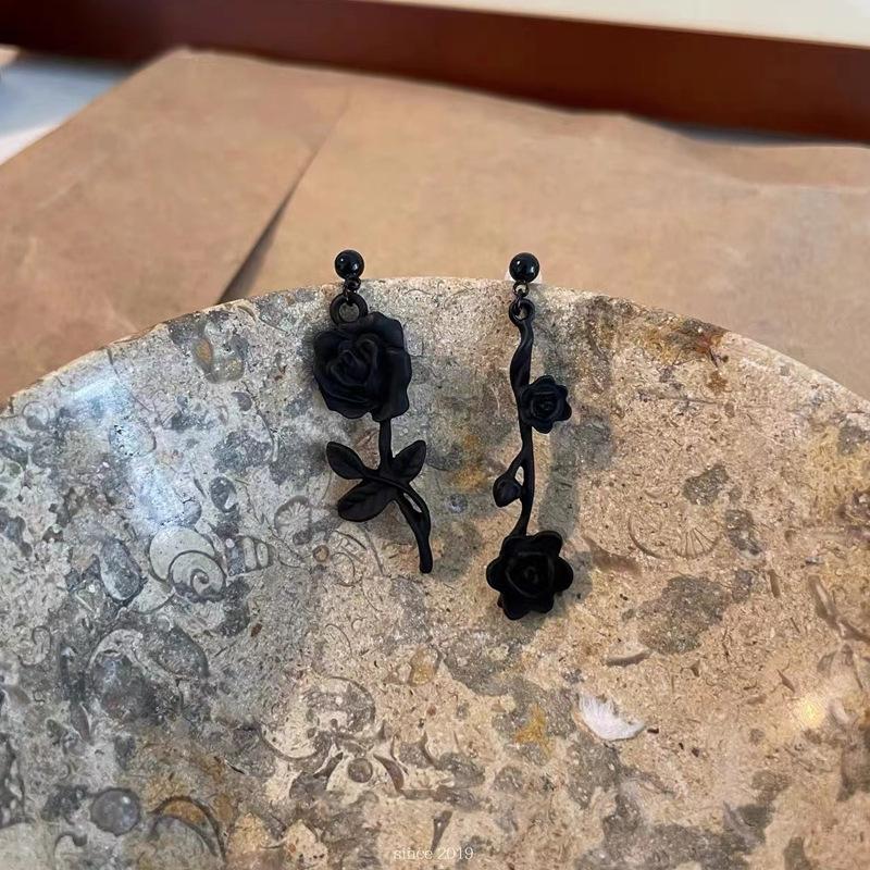 

Асимметричные матовые серьги-пусеты «Черная роза» - Винтажный дизайн «Прелюдия ночи» Silver Needle