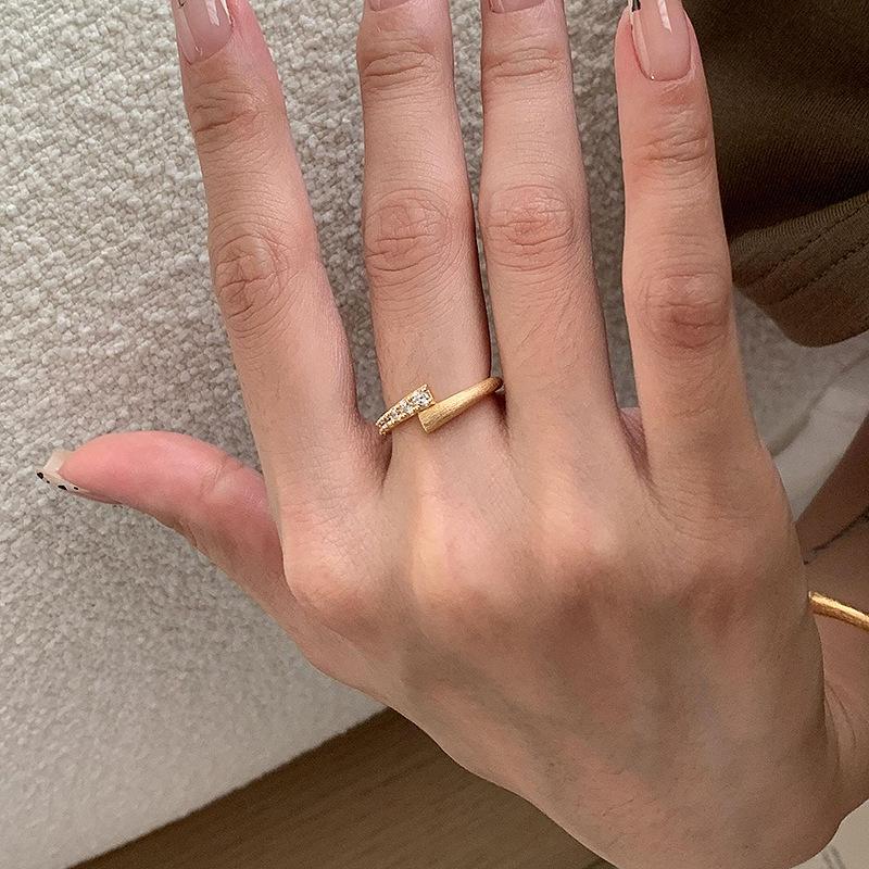 Vintage Simple Style Wire Drawing Rings for Women Light Luxury Fashion Inlay Diamonds Ring Party Wedding Fine