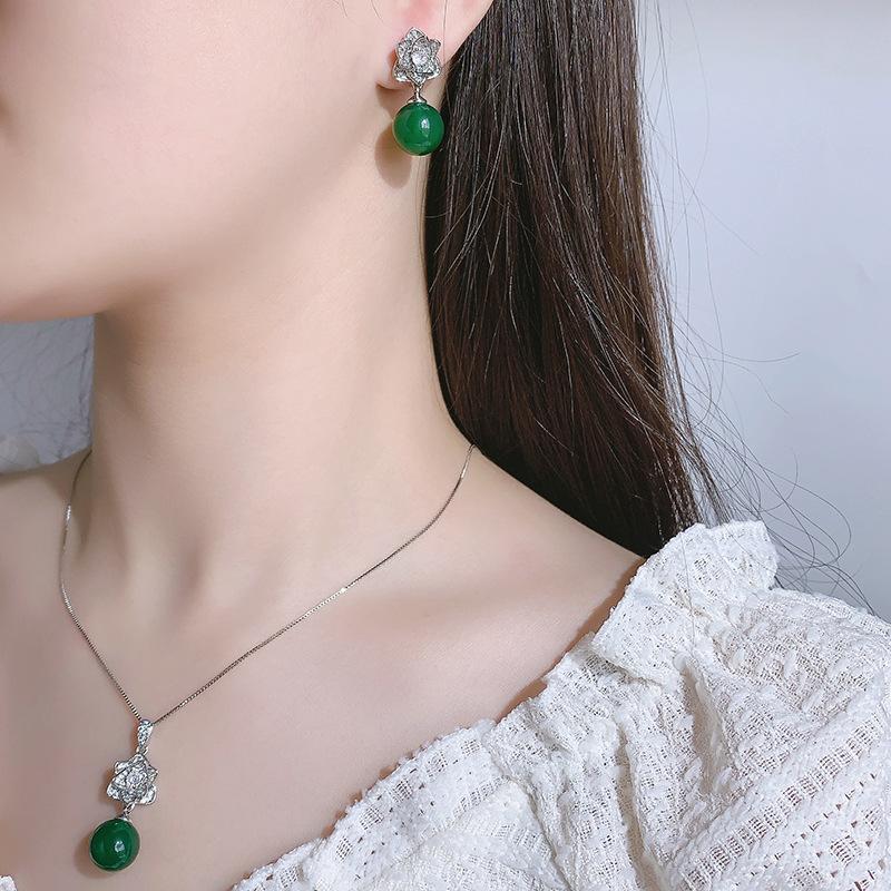 Autumn and winter jewelry set retro camellia collarbone chain S925 silver needle stud earrings versatile light luxury women