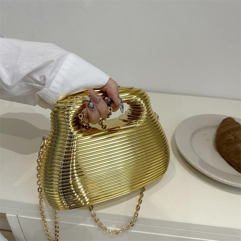 

Personalized acrylic bag women s 2025 new European and American fashion corrugated handbag ins Internet celebrity chain messenger dinner bag золотий