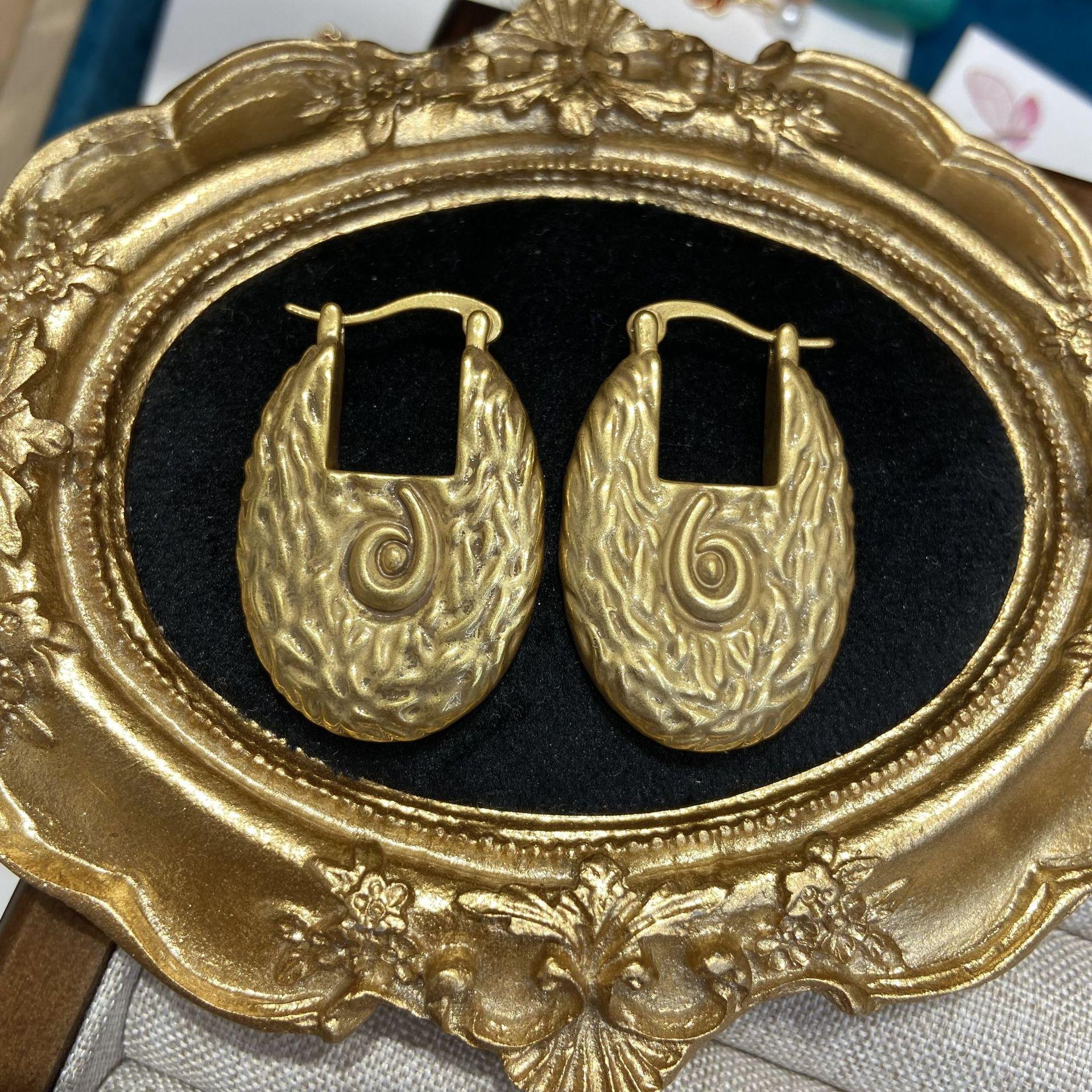 

Design Conch Texture Earrings Copper Plated 18K Gold Premium Personality Metal Wind Stud Earrings