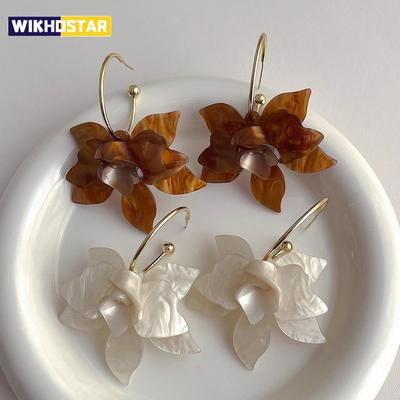 Boucles d'oreilles pendantes en métal en forme de C avec pétales en acrylique Style européen américain Mode personnalisée Boucles d'oreilles à clous Dames Filles Accessoires de voyage