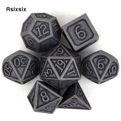 7 ks Stříbrné Standardní Kovové Kostky Sada Pevných Kovových Mnohostěnných Kostek Vhodná pro Hry na Hrdiny RPG Stolní Hra Karetní Hra