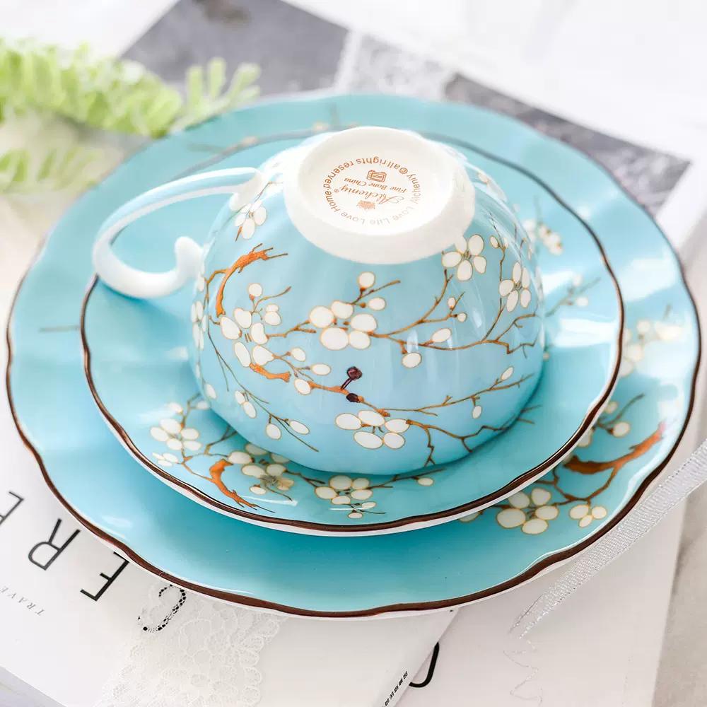 Blaues Porzellan Kaffeetassen- und Untertassenset Bone China Teetasse Pflaumenmuster Kaffeetassen