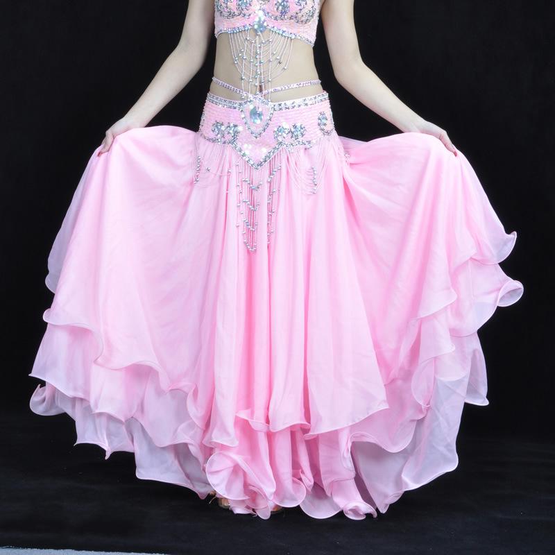 Danse du ventre en jupe bouclée sur scène