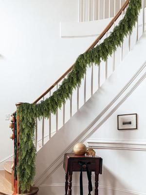 Realistischer Weihnachts-Zederngirlande Grünzeugdekor für Kamin Treppe Fenster Tür Feiertagsparty Zuhause Festivaldekoration