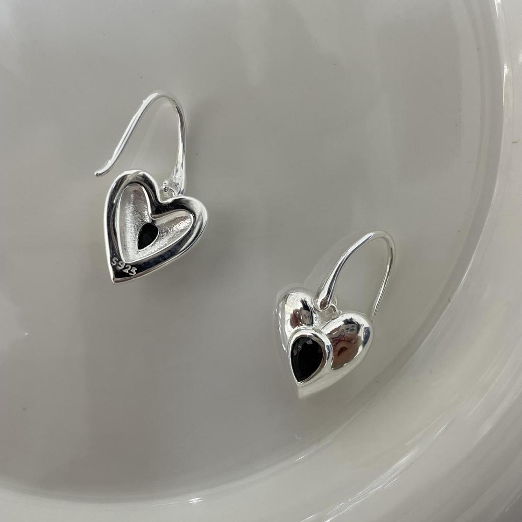 Su Chuang S925 Sterling Silver Black Agate Heart Earrings for Women - Light Luxury Peach Heart Hook Design.