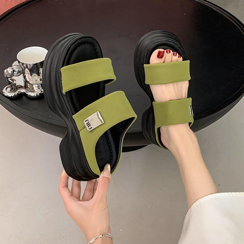 2025 new thick-soled heightening slippers women's summer wear, versatile heightening sandals, soft-soled lazy sandals