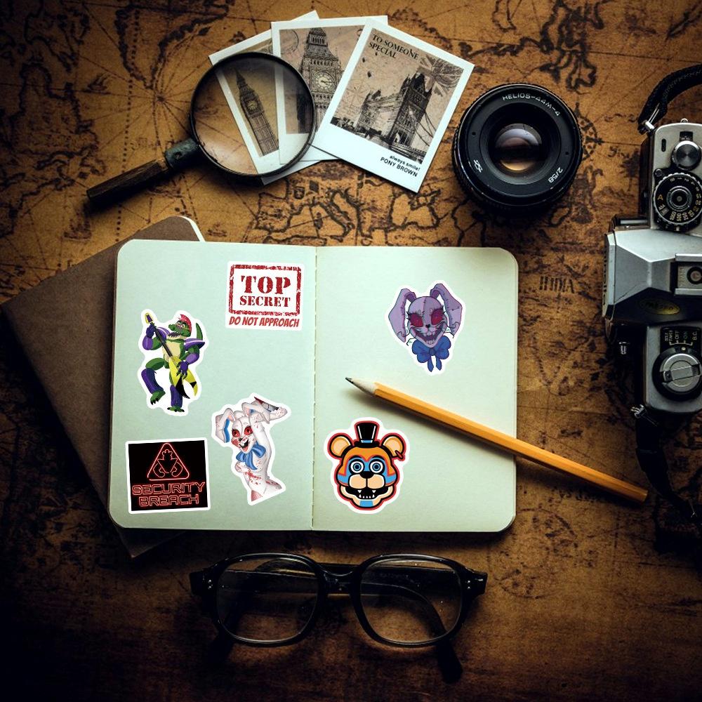 10/50 pezzi Nuovo Five Nights at Freddys : Adesivi Breach di Sicurezza Adesivi Graffiti per Fai da Te Bagagli Laptop Skateboard Moto Bicicletta Adesivi