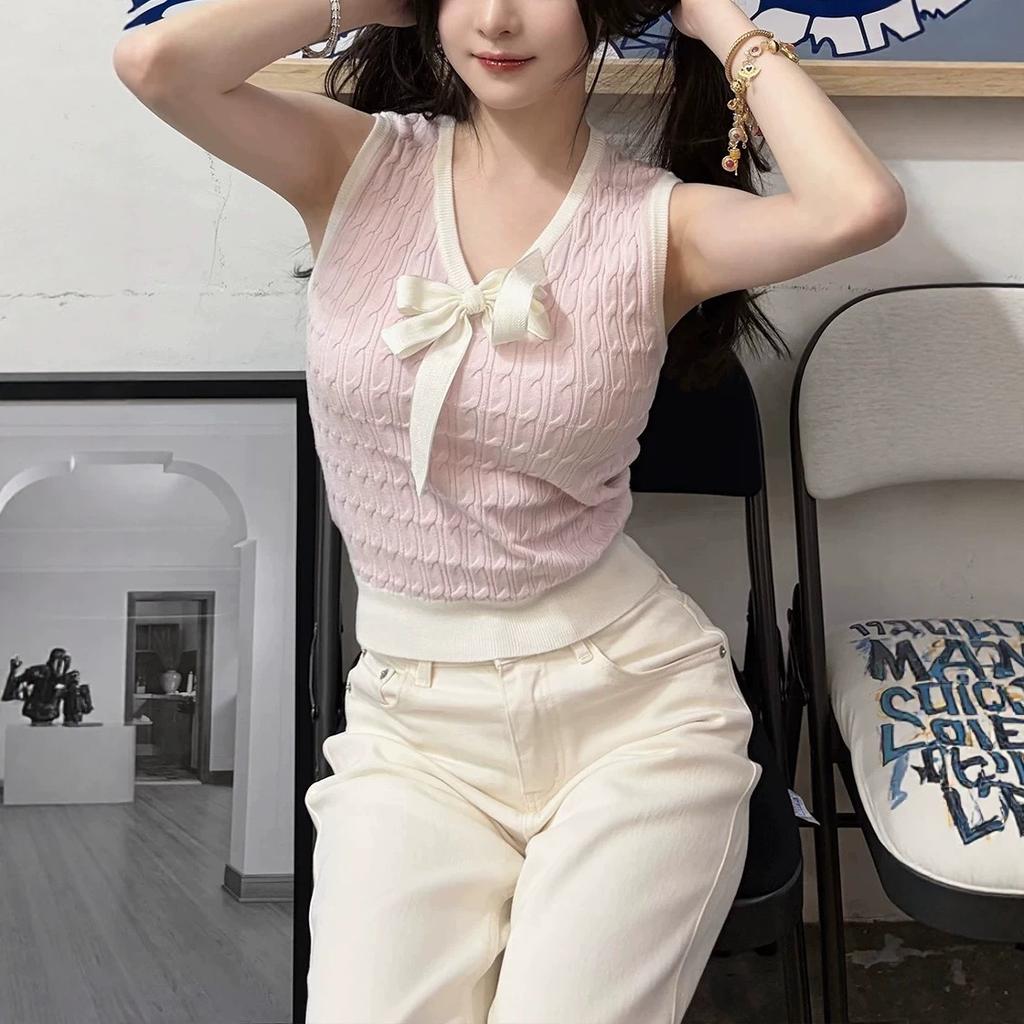 Playful and smart! Sleeveless bow knitted vest for women