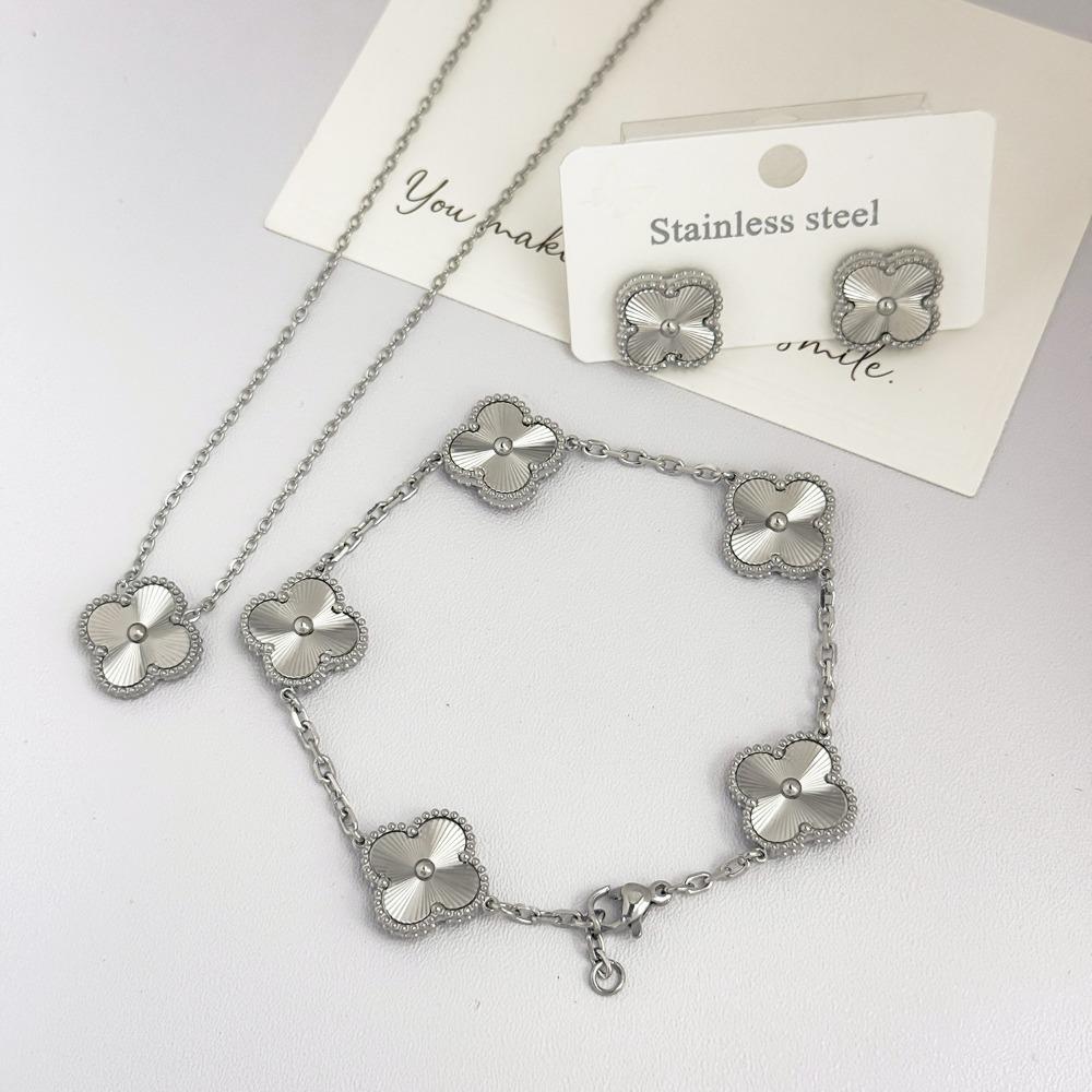 

15mm Four-Leaf Clover Laser-Engraved Necklace Bracelet and Earrings Three-Piece Jewelry Set Finely Crafted