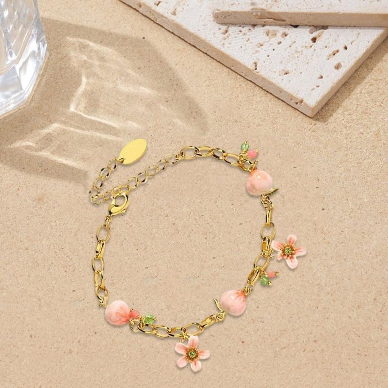 Fashion Peach Charm Bracelet Symbolizing Sweetness and Good Fortune Suitable for Youthful Women and Fashion Enthusiasts