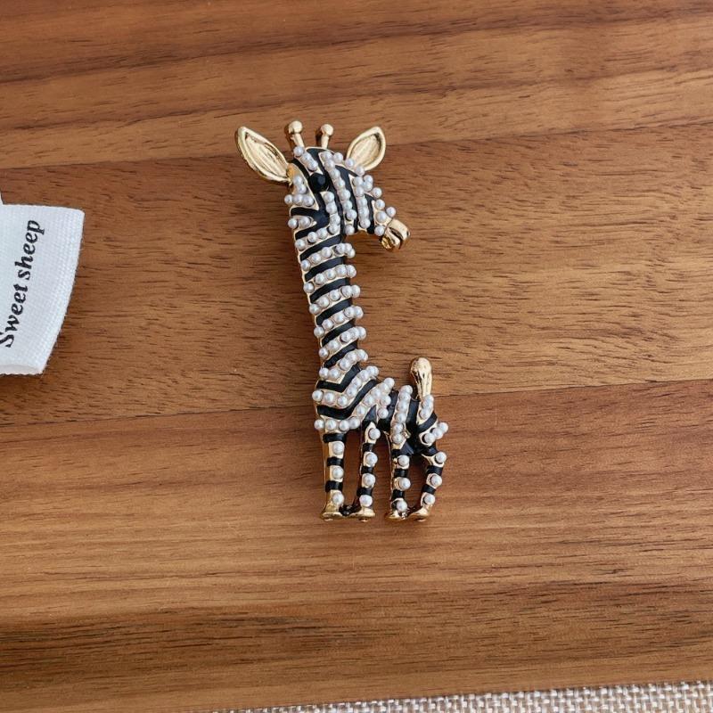 Red Black Enamel Cartoon Giraffe Imitation Pearl Long Brooch Unisex Casual Accessory for Women and Men
