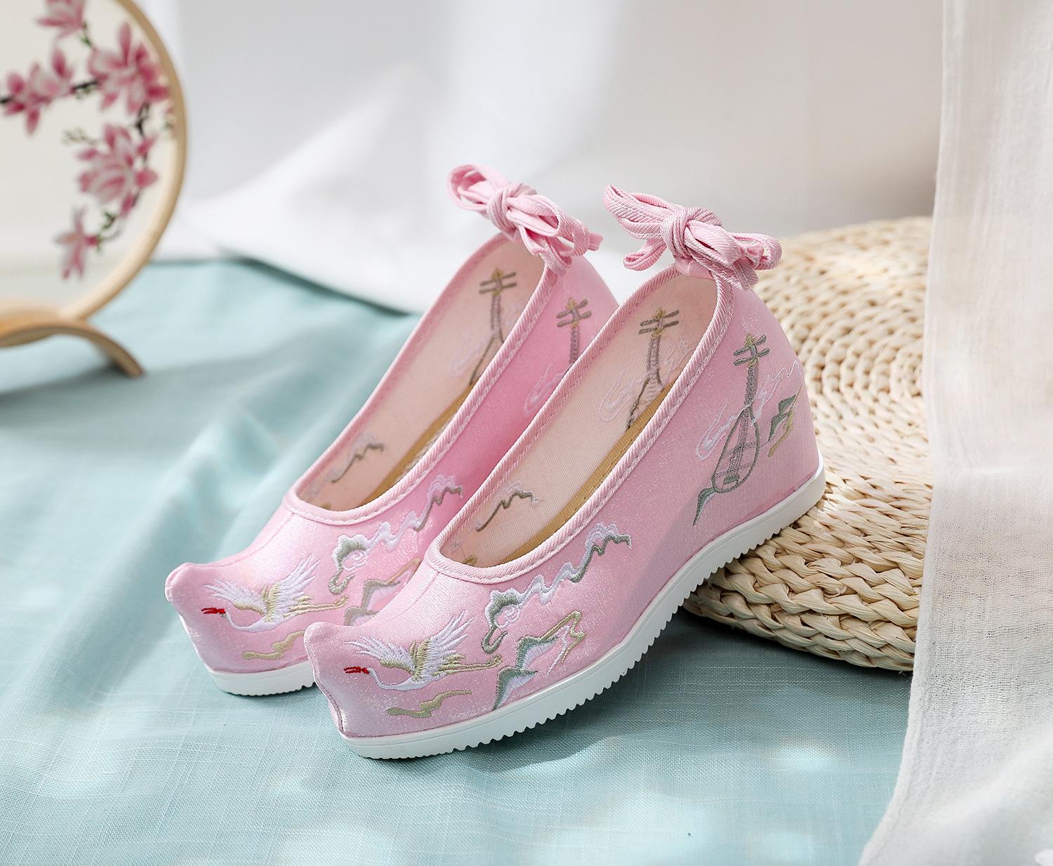 

Кайт длиной семь сантиметров, увеличение внутренней высоты на семь сантиметров, старинная обувь, обувь ханьфу, обувь с загнутым носком, обувь с бантами, вышитая обувь, тканевая обувь 39 розовый