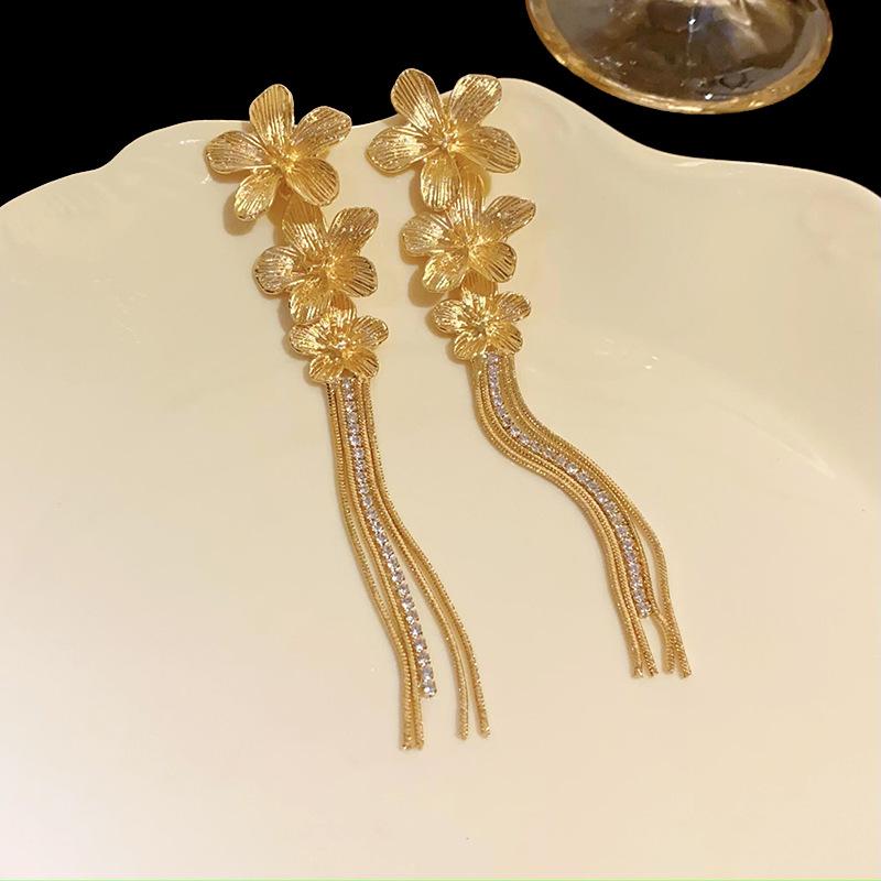 

Silver needle striped flower with diamond fringed stud earrings exaggerated design sense personality earrings niche fashion temperament earrings women