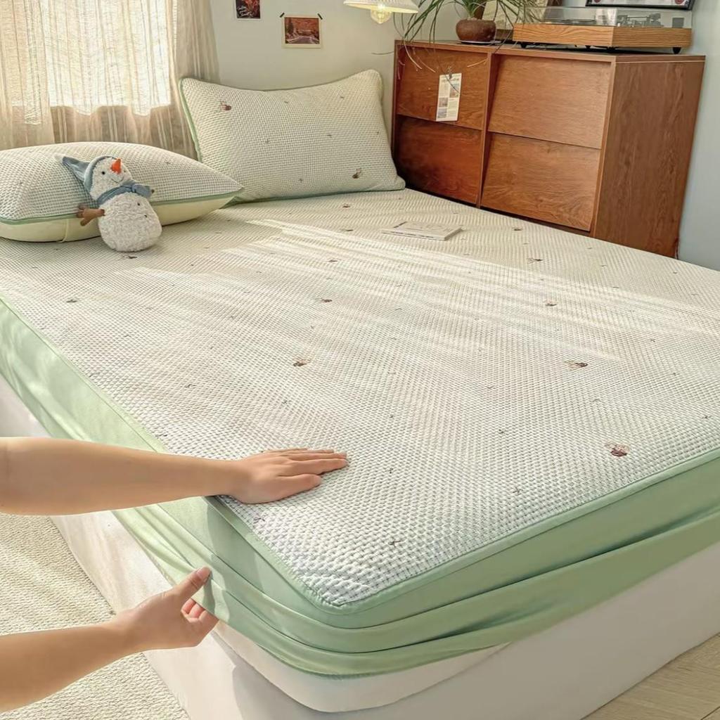 Quilted Anti-slip Dustproof Mattress Protector for Dorms