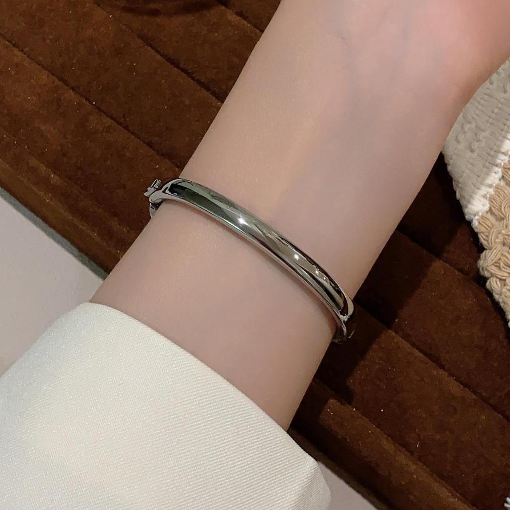 SUNLIFEX Women's Cartier-Style Quartz Watch with Roman Numerals and Bracelet Design