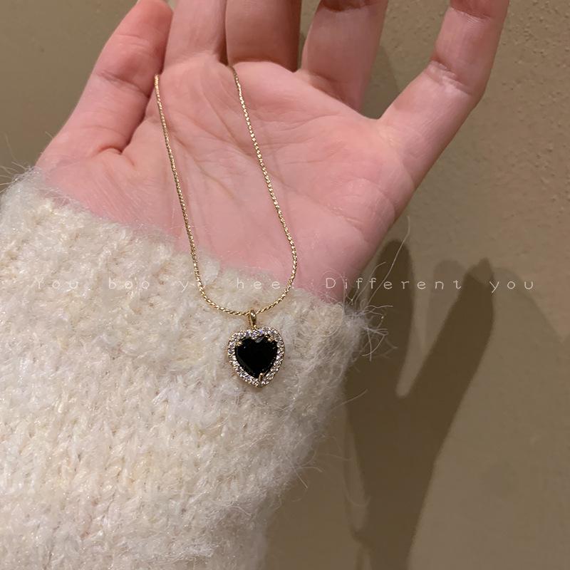 Elegant Black Heart Necklace for Women - French Retro Design Clavicle Chain