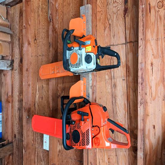 Wieszak na piłę łańcuchową Uchwyt ścienny Mocny nośność Prosta instalacja Wytrzymały malowany proszkowo uchwyt na piłę łańcuchową