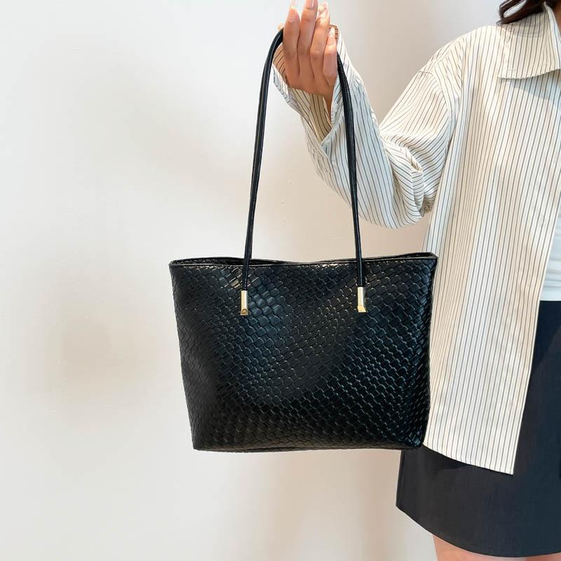 

Premium texture new large-capacity niche tote bag women s casual foreign style simple solid color commuter shoulder bag чёрный