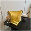 Simple and large-capacity commuter bucket bag women's new pendant bag popular single shoulder fashion messenger bag tide