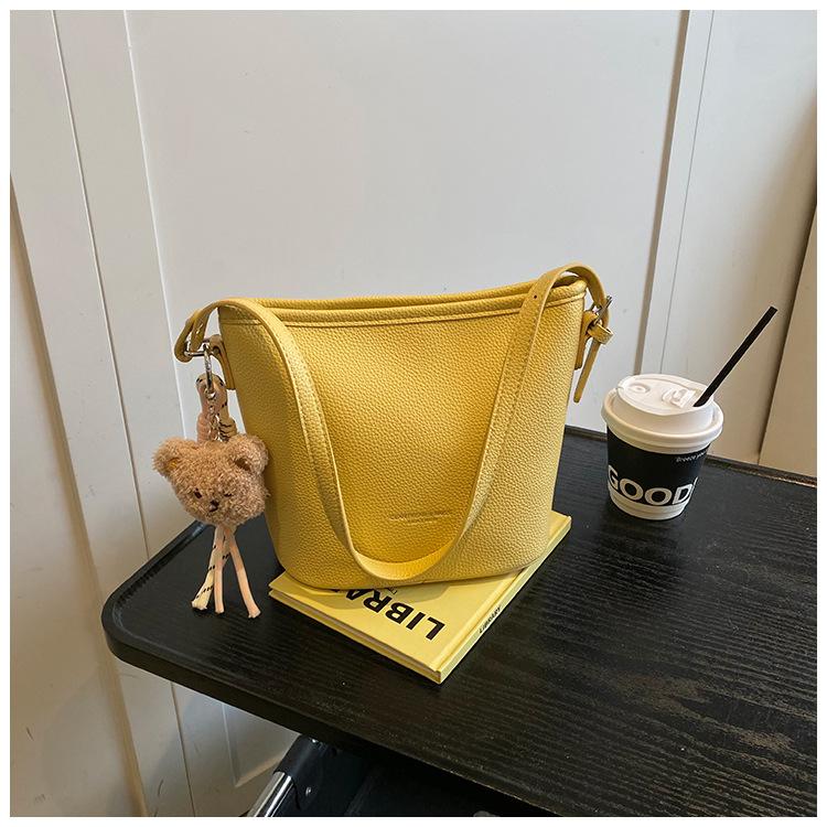 Simple and large-capacity commuter bucket bag women's new pendant bag popular single shoulder fashion messenger bag tide