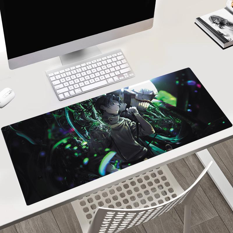 Tapis de bureau Jujutsu Kaisen 40x90x0.3CM avec les personnages Gojo, Yuji et Megumi.