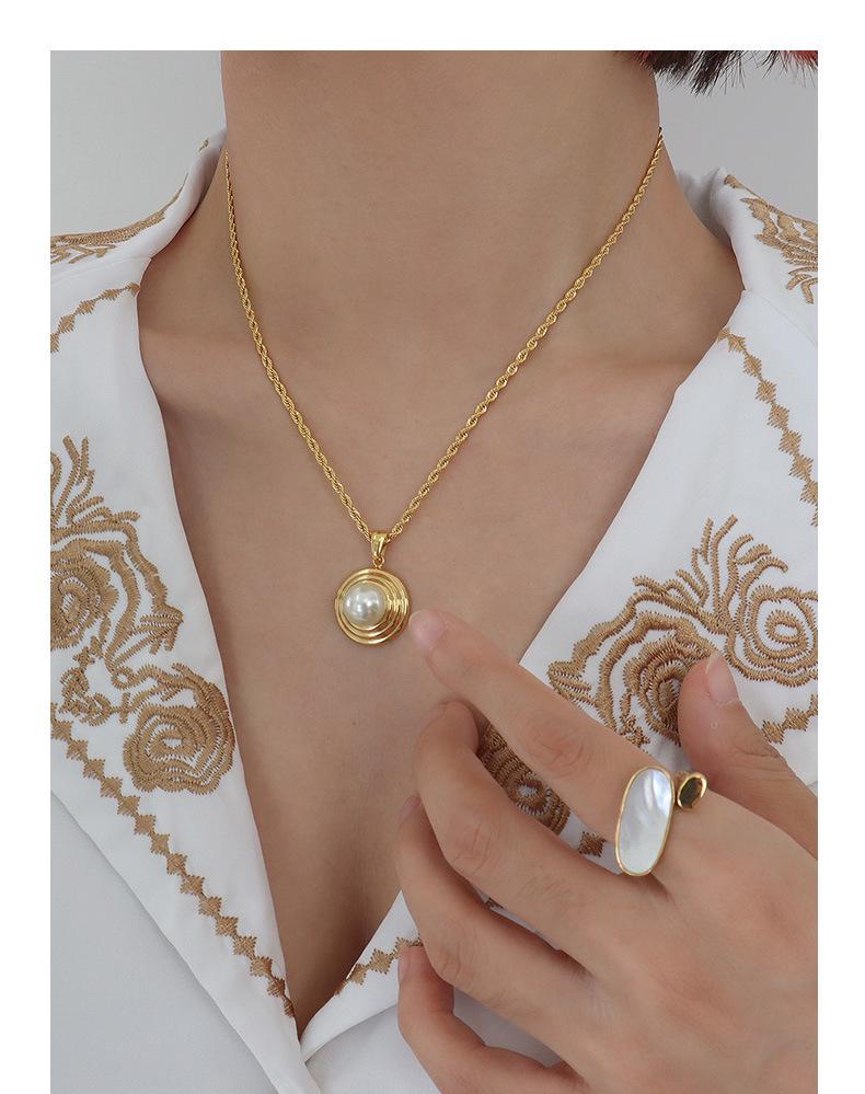 French Retro Titanium Steel 18K Gold-Plated Pendant Necklace with Imitation Pearl