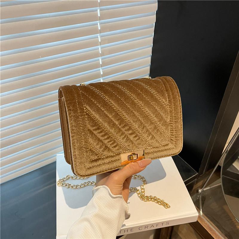 

Новая повседневная легкая роскошная модная маленькая квадратная сумка, трендовая цепочка, простая премиальная на плечо, подмышку, сумка-мессенджер коричневый