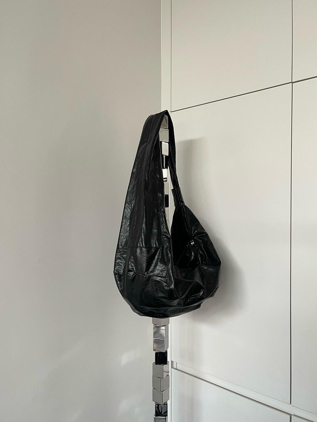 

Shi Ji Большая Вместительная Универсальная Сумка Кроссбоди - Супермягкая Кожа с Масляной Восковой Отделкой Дизайн Круассан Small чёрный