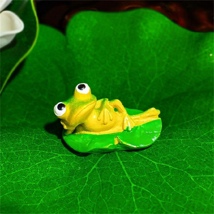 Friendly Frogs Miniature Landscape Decoration With Nelumbo Leaf Resin Miniature Animal Garden Statue