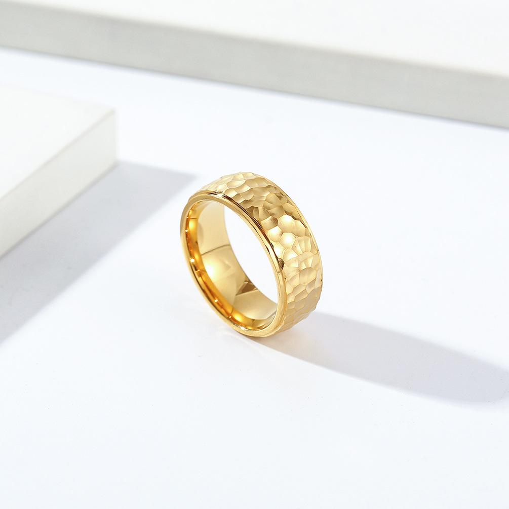 Ein Nischen-Handgefertigter Hämmer-Muster Mondkrater Titanstahlring Ohne Geschlecht