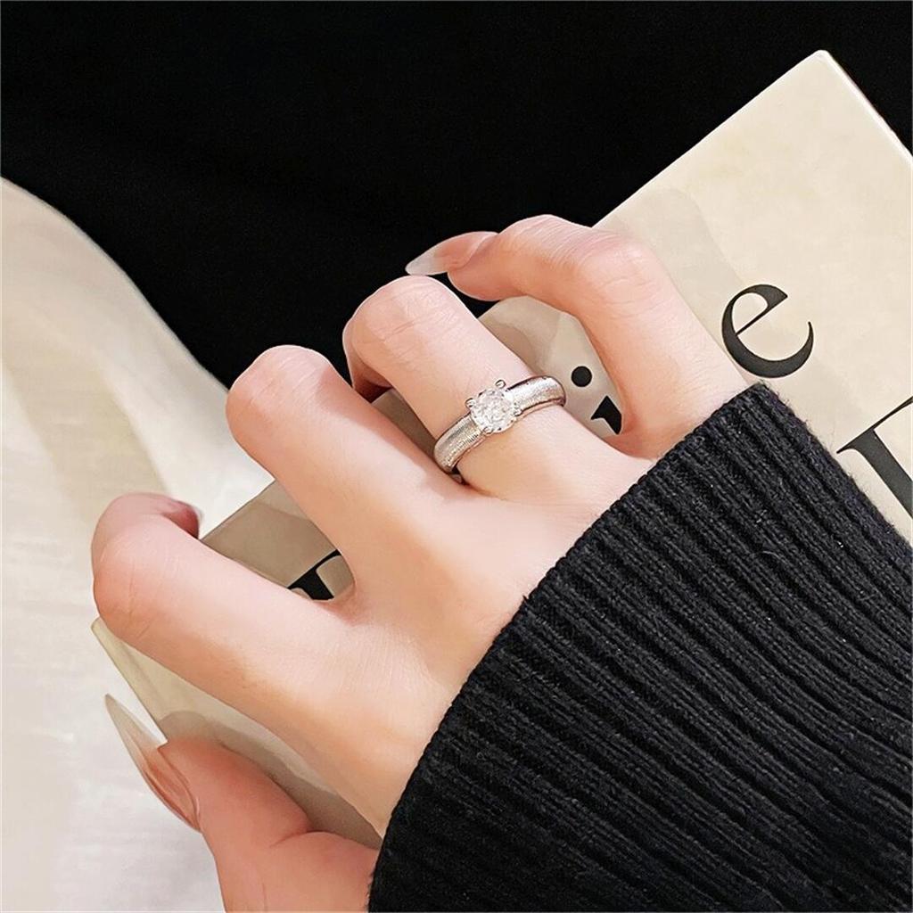 Bague Zir*****Pen Exquise Super Flash Rangée Diamants Lumière de Bague de Luxe Niche Haut Sens Mode Navette Bague Index Personnalisée