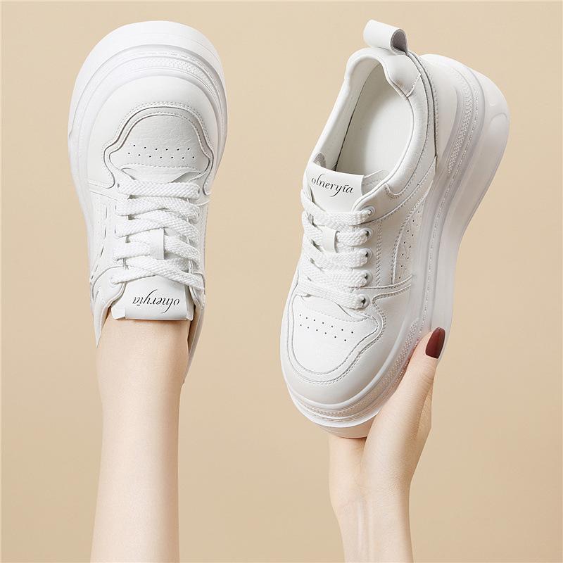Black and white color matching casual board shoes increase the height of the four-season commuting versatile panda shoes, comfortable and fashionable 