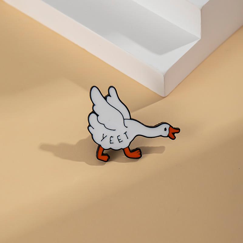 Urocza Broszka Kaczuszka z Kreskówki – Kreatywne Metalowe Akcesoria do Odznak