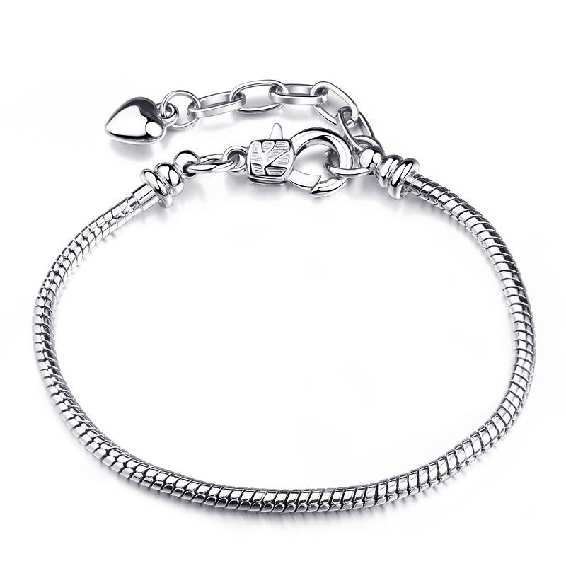 Eenvoudig zelf te maken slangenkettingarmband met Europese bedeltjes, een modieuze sieradenstijl voor dames, zoals die van Mary Poppins.