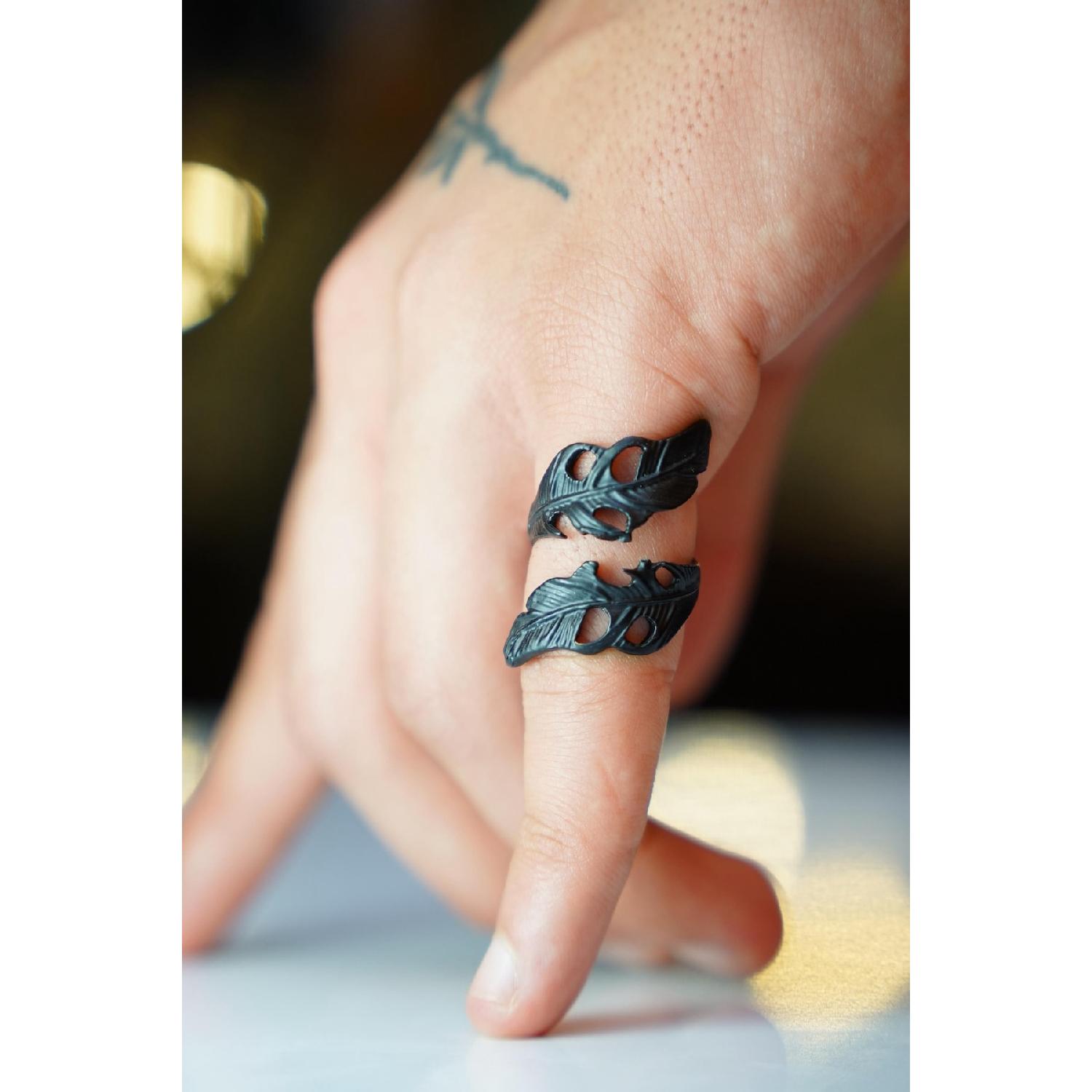 

Регулируемое черное кольцо модели Ivy Leaf