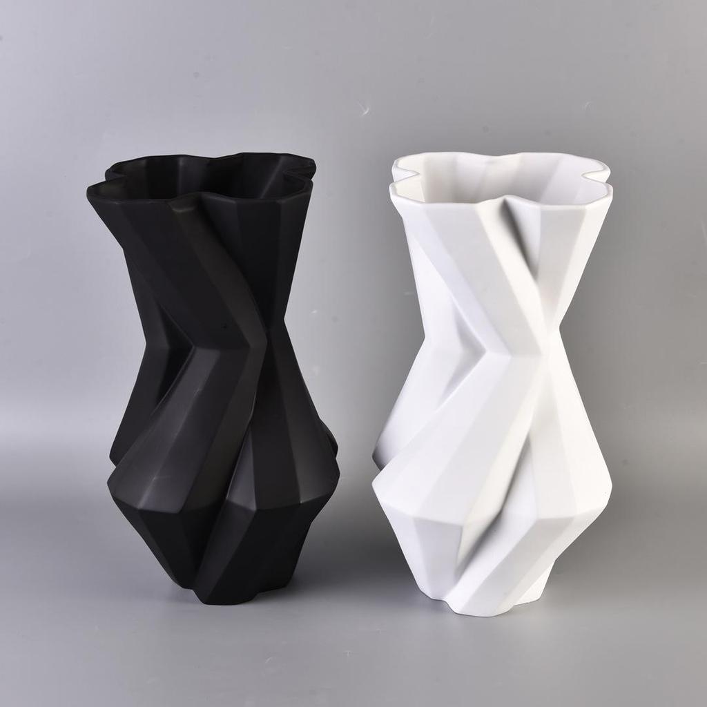 Black & White Resin Vase with Broken Line Leaf Pattern - Modern Minimalist Ornament for Home or Hotel Decor