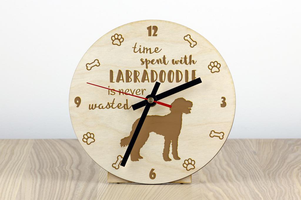 Labradoodle - orologio con cane, orologio in legno con incisione, orologio personalizzato di Art-Dog