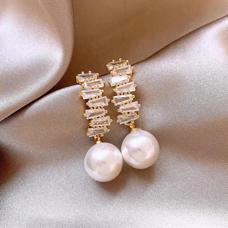 

Fashion Pearl Earrings - Unique and Exclusive Women s Ear Studs. Zirconia - Luxurious and High-end Ear Accessories. золотой