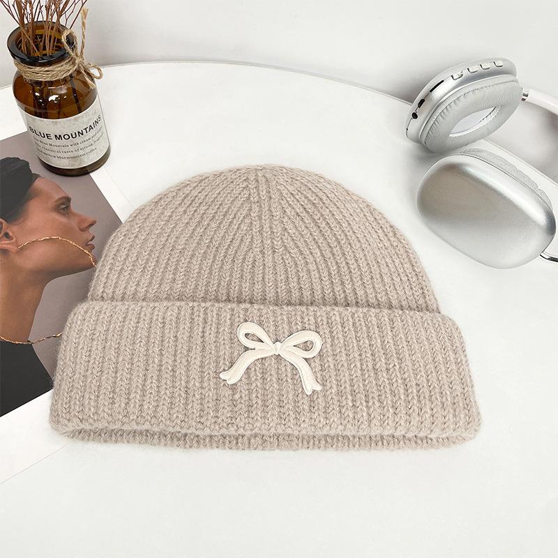 

Осень и Зима Новая Вязаная Шапка с Бантом для Женщин Корейская Версия Универсальная Подчеркивающая Лицо Маленькая Шерстяная Шапка для Улицы Теплая Шапка-Пуловер Модный Холодный Головной Убор